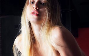 Monica, naakt in de keuken