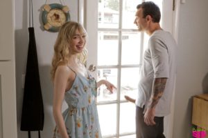 Ze maakt haar stiefbroer belachelijk