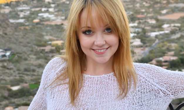 Nikole White, lekker ding, steekt een banaan in haar kutje