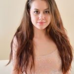 Selena, petite brunette, gaat met een hele grote dildo aan de gang