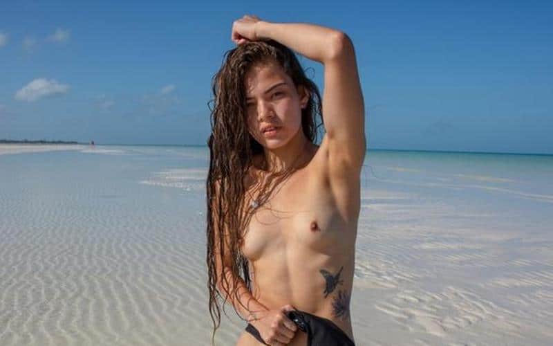 Irene Rouse, naakt op het strand in Mexico, ze is lenig aan het doen