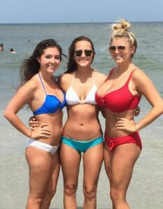 Vrouwen met grote borsten in bikini